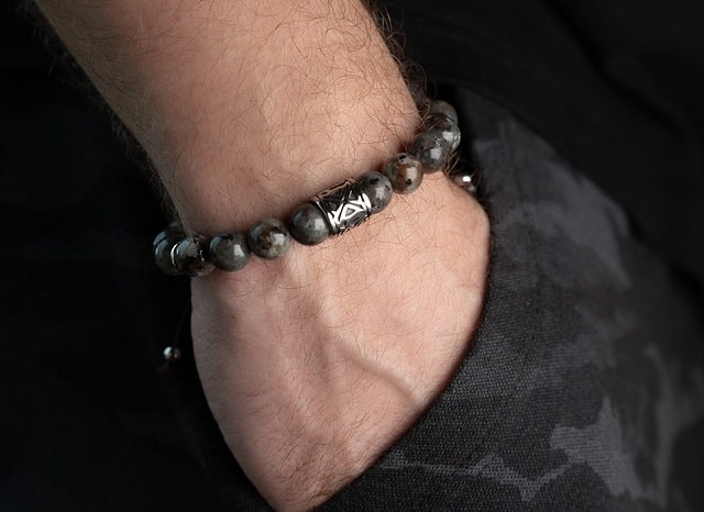 Мужские браслеты из камней