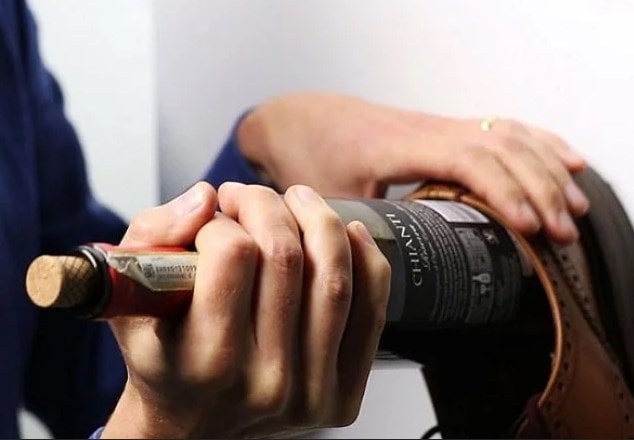 Как открыть вино без штопора в домашних условиях: народные секреты - фото4 Как открыть вино без штопора в домашних условиях: народные секреты - фото4