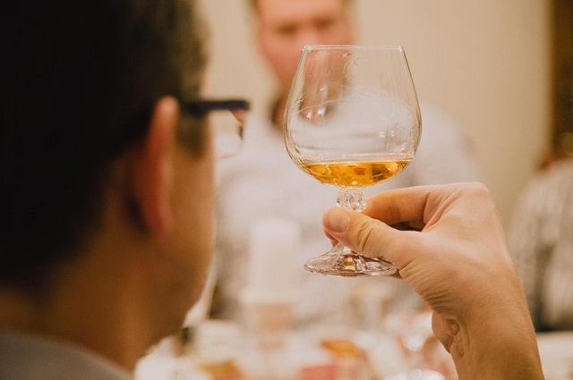 Как правильно пить коньяк и чем его закусывать - фото1