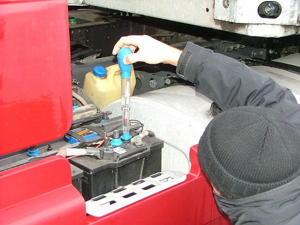 Как правильно проверить автомобильный аккумулятор - фото2