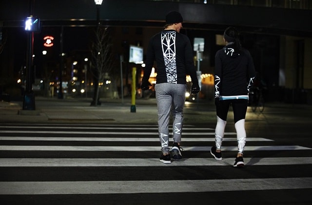 Світловідбиваючі елементи, браслети, наліпки на одяг та авто: види та особливості - фото1