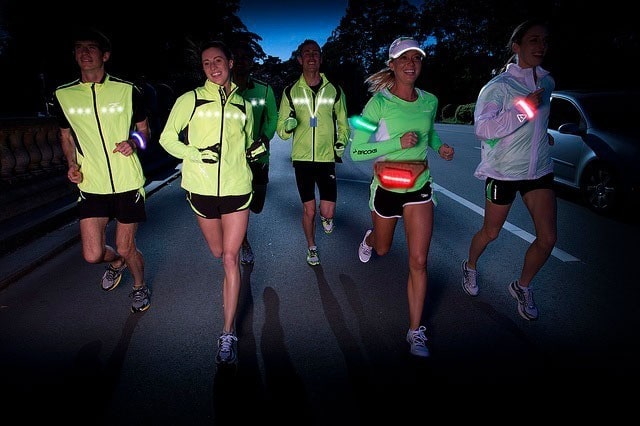 Світловідбиваючі елементи, браслети, наліпки на одяг та авто: види та особливості - фото4