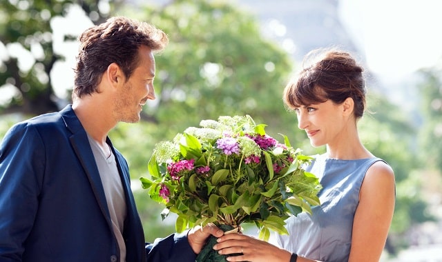 Нужно ли дарить цветы девушке: как и когда это уместно - фото1