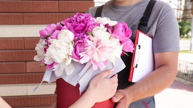 Нужно ли дарить цветы девушке: как и когда это уместно - фото3