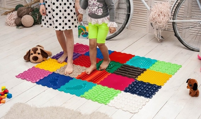 Ортопедический коврик для детей: что дает, виды, как выбрать - фото1 Ортопедический коврик для детей: что дает, виды, как выбрать - фото1