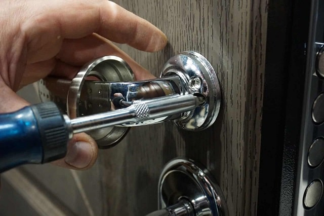 Аварийное вскрытие и замена дверных замков от UALOCK: что это такое и как происходит - фото2