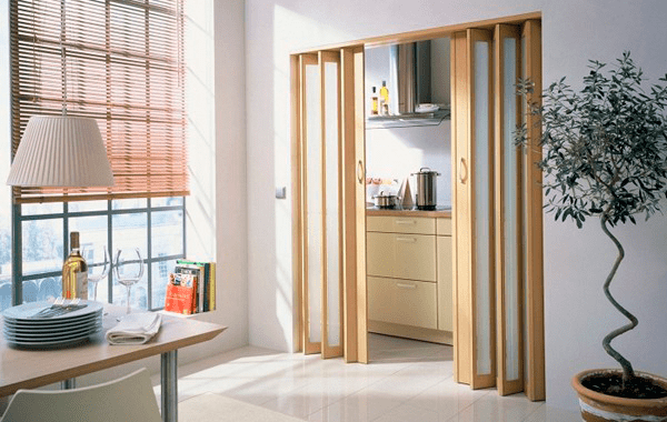 Светлые межкомнатные двери в интерьере квартиры: обзор, интересные идеи - фото4