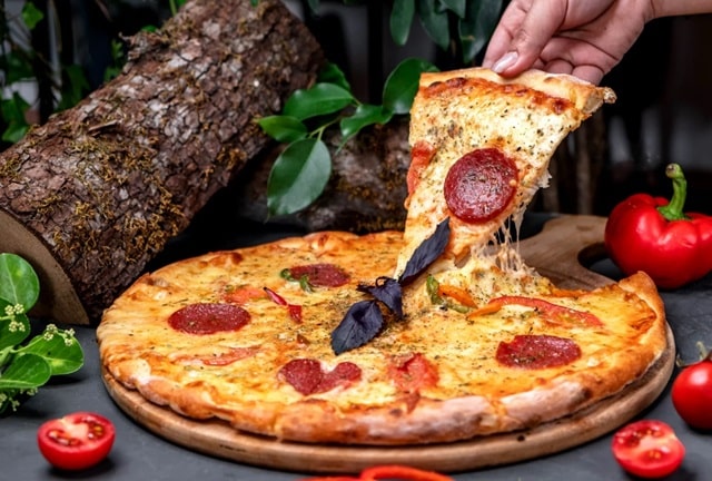 Мистецтво домашньої піци: від класики до творчих експериментів - фото3 Мистецтво домашньої піци: від класики до творчих експериментів - фото3