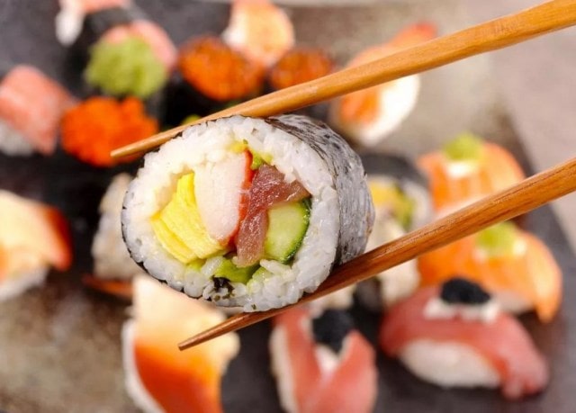 Суши и роллы в Японии: история, как едят, интересные факты - фото1