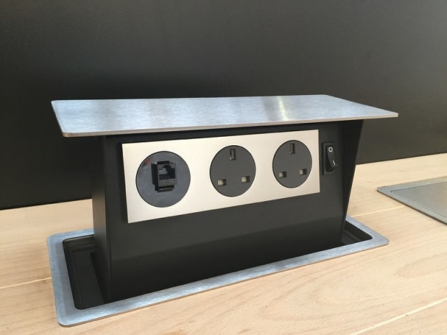 Встроенная розетка в столешницу: что это такое, особенности, плюсы и минусы - фото5