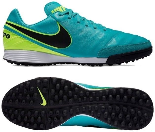 Что лучше: бутсы или сороконожки для футбола - фото2