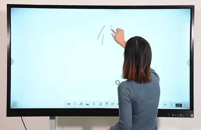 Интерактивная доска и интерактивный дисплей: в чем разница, особенности, для чего подойдут - фото3