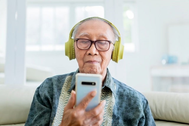 Смартфон для пожилых людей: как выбрать, полезные советы - фото3