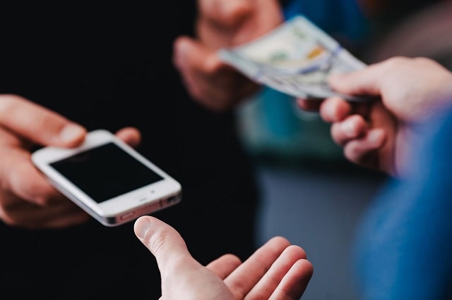 Стоит ли покупать б/у смартфон: как выбрать и проверить - фото1