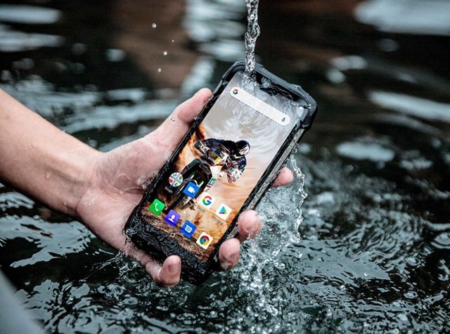Вода потрапила в смартфон: що може вийти з ладу, особливості, що робити - фото1