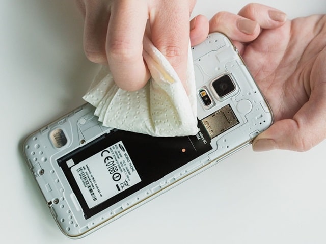 Вода потрапила в смартфон: що може вийти з ладу, особливості, що робити - фото3