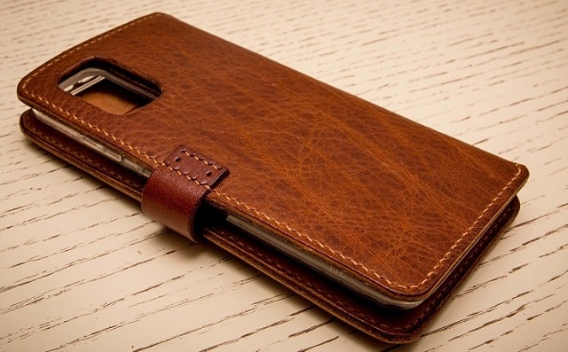 Защита гаджетов от механических повреждений: что сейчас используется и как это помогает - чехол для смартфона кожаный