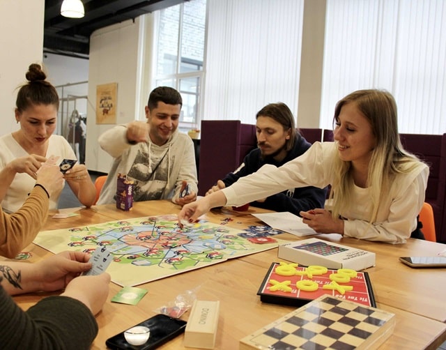Настольные игры для командной работы: как улучшить эффективность работы коллектива через игровые механизмы - фото1