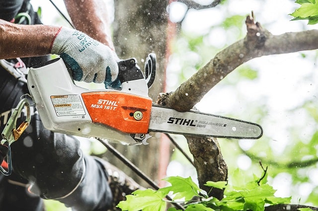 Аккумуляторная цепная пила: плюсы и минусы, особенности, как выбрать - фото3 Аккумуляторная цепная пила: плюсы и минусы, особенности, как выбрать - фото3