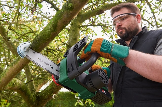 Аккумуляторная цепная пила: плюсы и минусы, особенности, как выбрать - фото4 Аккумуляторная цепная пила: плюсы и минусы, особенности, как выбрать - фото4