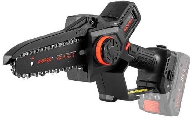 Почему электропила на аккумуляторе комфортная в работе - фото1