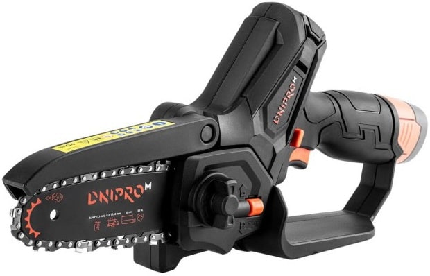 Почему электропила на аккумуляторе комфортная в работе - фото3