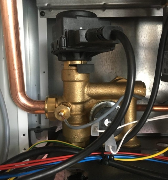 Слабые места газовых котлов для дома: что чаще всего выходит из строя, и как избежать поломок - Трехходовой клапан