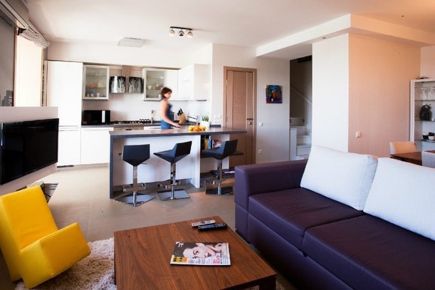 Дизайн кухни, совмещенной с гостиной и барной стойкой - фото7