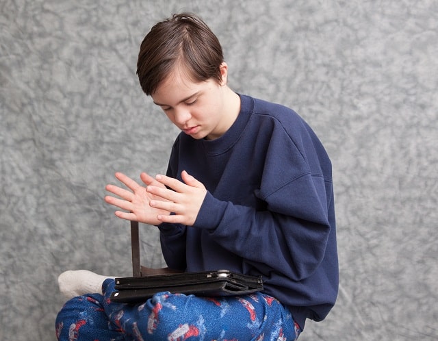 Аутизм: що це за хвороба, симптоми та причини - фото1