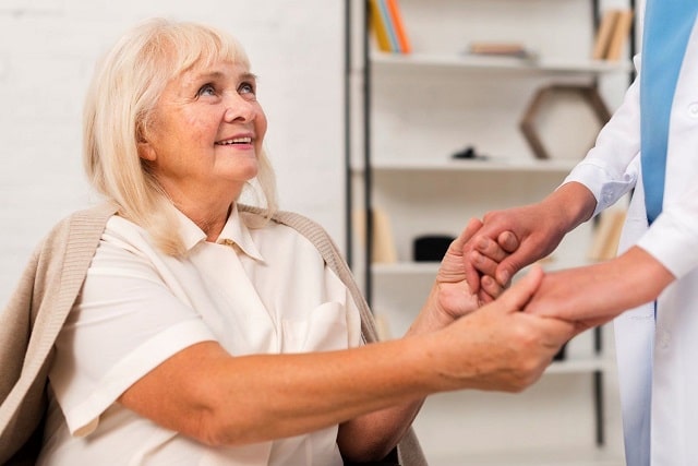 Доглядальниця (фахівець із догляду): що це за професія, особливості, обов'язки - фото3