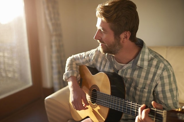 Как научиться играть на гитаре с нуля в домашних условиях: способы и подходы - фото1