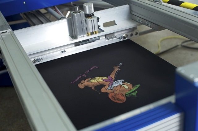 Как и чем наносят принты на одежду: способы и особенности - Трафаретная шелкография