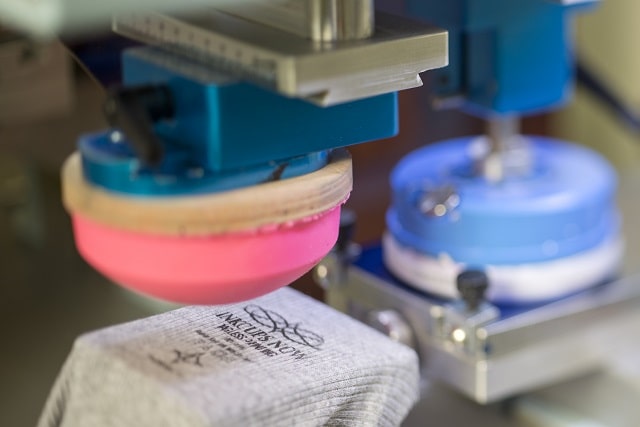 Как и чем наносят принты на одежду: способы и особенности - Тампопечать