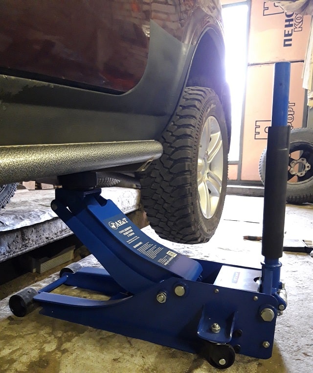 Открываем шиномонтаж: какое оборудование необходимо для работы - Подкатной домкрат