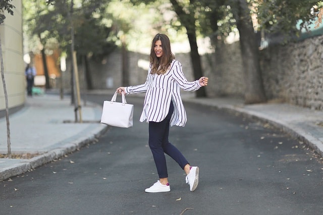 Как всегда оставаться в тренде: 5 советов профессиональных стилистов - Носите спортивную обувь белого цвета