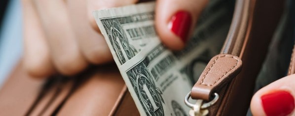 Маленькие кожаные кошельки для женщин и их особенности - фото