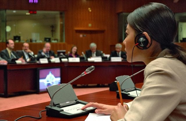 Синхронный перевод: что это такое и где используется - фото1