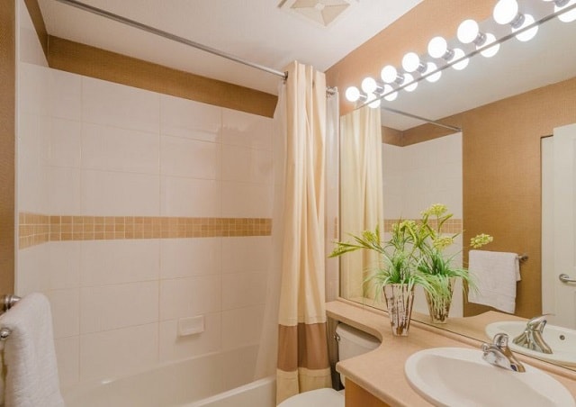 Плитка для ванной комнаты в хрущевке: интересный дизайн, идеи (маленькая площадь 3-5 кв.м.) - фото1 Плитка для ванной комнаты в хрущевке: интересный дизайн, идеи (маленькая площадь 3-5 кв.м.) - фото1