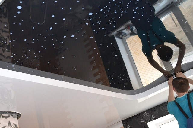 Натяжной потолок: как ухаживать, мыть (без разводов), содержать в чистоте - фото4 Натяжной потолок: как ухаживать, мыть (без разводов), содержать в чистоте - фото4