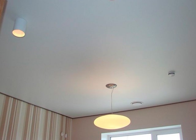 Сатиновые натяжные потолки: что это такое, плюсы и минусы - фото1 Сатиновые натяжные потолки: что это такое, плюсы и минусы - фото1