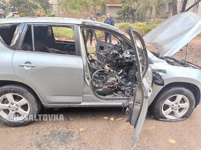 Сожженная машина участников перестрелки в Харькове Сожженная машина участников перестрелки в Харькове