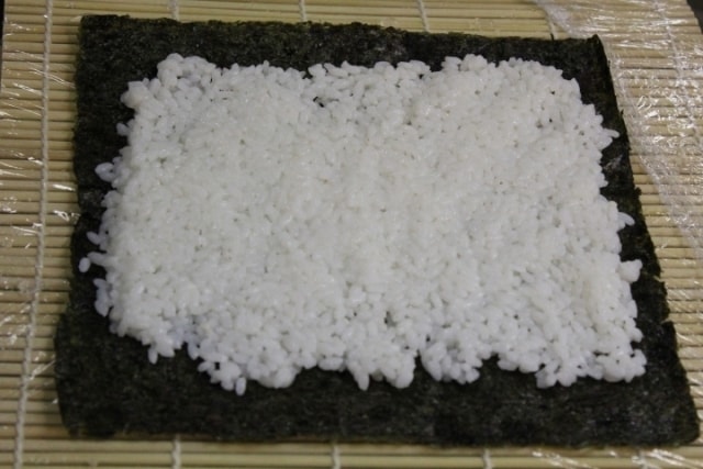 Как приготовить суши и роллы в домашних условиях: рецепт пошагово - фото4 Как приготовить суши и роллы в домашних условиях: рецепт пошагово - фото4