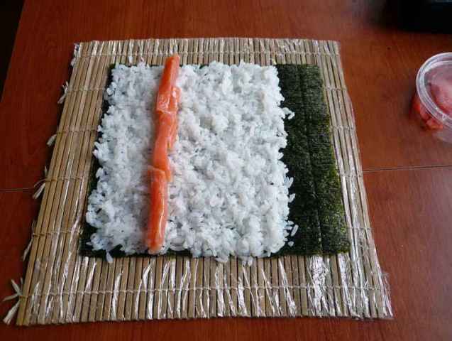 Как приготовить суши и роллы в домашних условиях: рецепт пошагово - фото5 Как приготовить суши и роллы в домашних условиях: рецепт пошагово - фото5