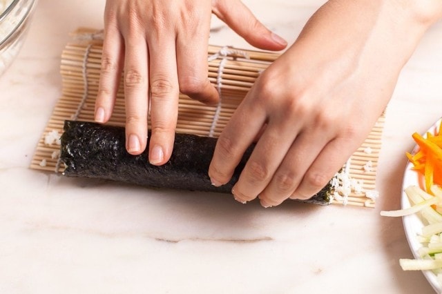 Как приготовить суши и роллы в домашних условиях: рецепт пошагово - фото7 Как приготовить суши и роллы в домашних условиях: рецепт пошагово - фото7