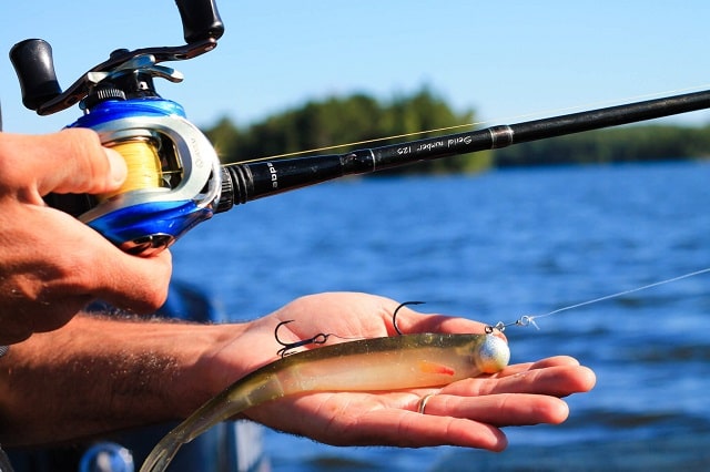 Ловля на спиннинг с берега летом для начинающих: какие нужны снасти и экипировка - фото5