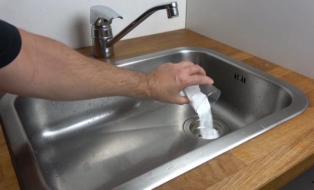 Как прочистить засор в канализационной трубе - Применить соду и уксус Как прочистить засор в канализационной трубе - Применить соду и уксус