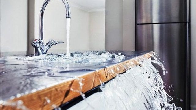 Как пробить засор в раковине на кухне подручными средствами - фото1