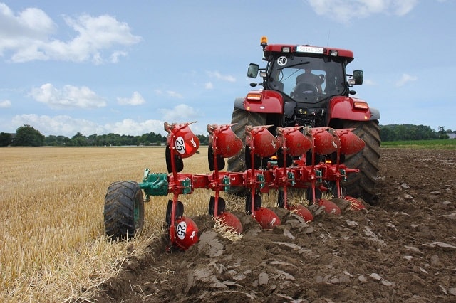 Механічний обробіток ґрунту в полі: види та особливості, коли і навіщо застосовується - Відвальна оранка