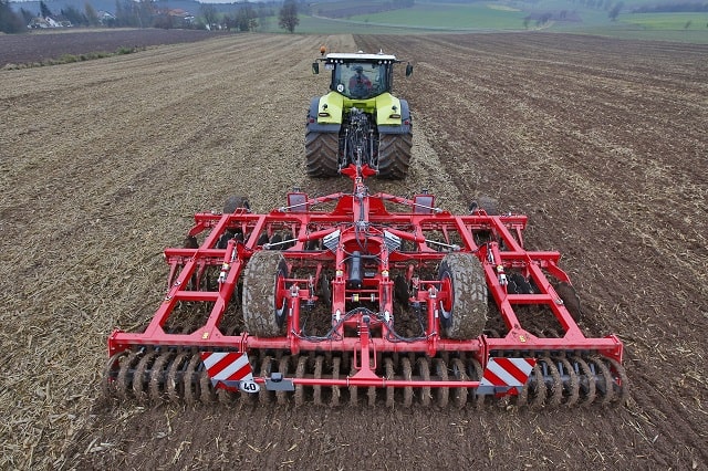 Механічний обробіток ґрунту в полі: види та особливості, коли і навіщо застосовується - Боронування
