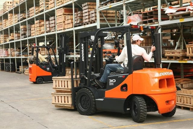 Вилочный погрузчик: что это такое, виды, назначение - фото1